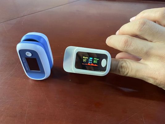 Monitor per la casa della clinica, monitor di saturazione Spo2 dell'ossigeno del sangue dell'ossimetro di impulso del dito di OLED dell'ossigeno del sangue