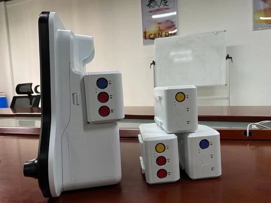 Monitor cardiaco multi-parametro in terapia intensiva, apparecchio vitale con display da 15 pollici.