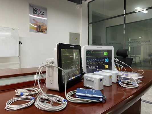 Monitor cardiaco multi-parametro in terapia intensiva, apparecchio vitale con display da 15 pollici.