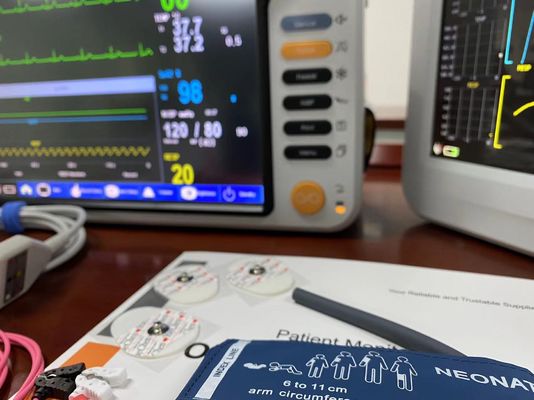 Monitor multilingue per neonati con touch screen 6 parametri standard