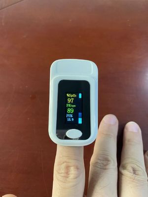 Oximetro a polso a punta di dito regolabile per uso medico OLED per bambini adulti, monitor dell'ossigeno nel sangue