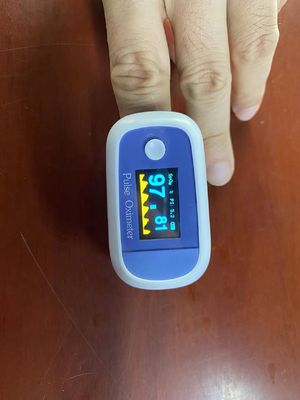 Ossimetro portatile di impulso della punta delle dita di OLED medico per la casa della clinica, monitor dell'ossigeno del sangue