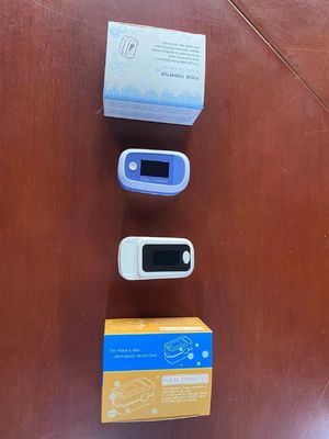 Oximetro a polso a punta di dito regolabile per uso medico OLED per bambini adulti, monitor dell'ossigeno nel sangue